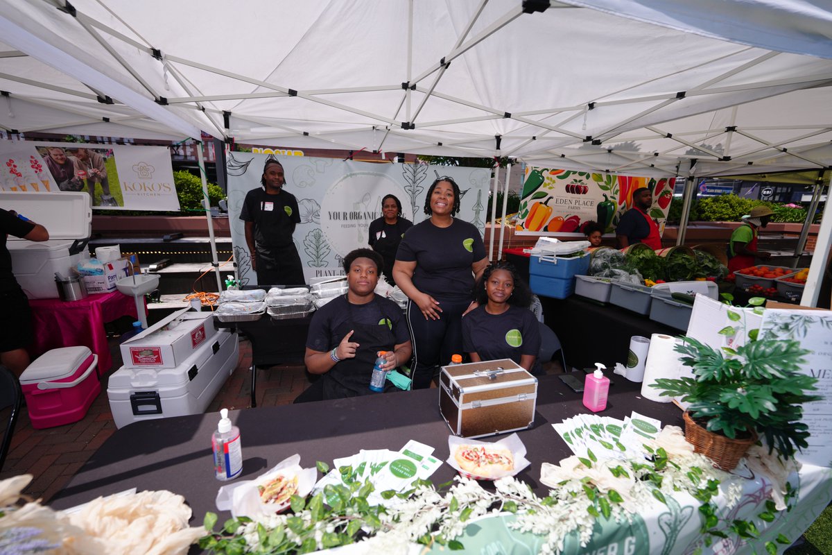 ofcwrigleyfield's tweet image. Hosted some of our favorite local Chicago black-owned businesses for #Juneteenth at today’s @cubs game. 🫂