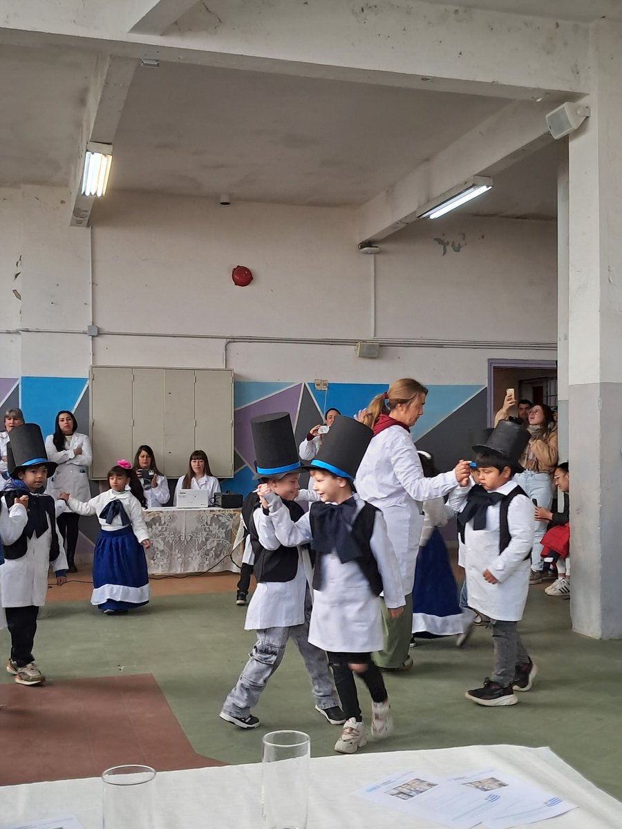 AnibalPedrozo's tweet photo. Acto patriótico en escuelas 226 "Melchora Cuenca" y 412 EDEA. @primaria_anep @ANEP_Uruguay https://t.co/MDY50mmNDs
