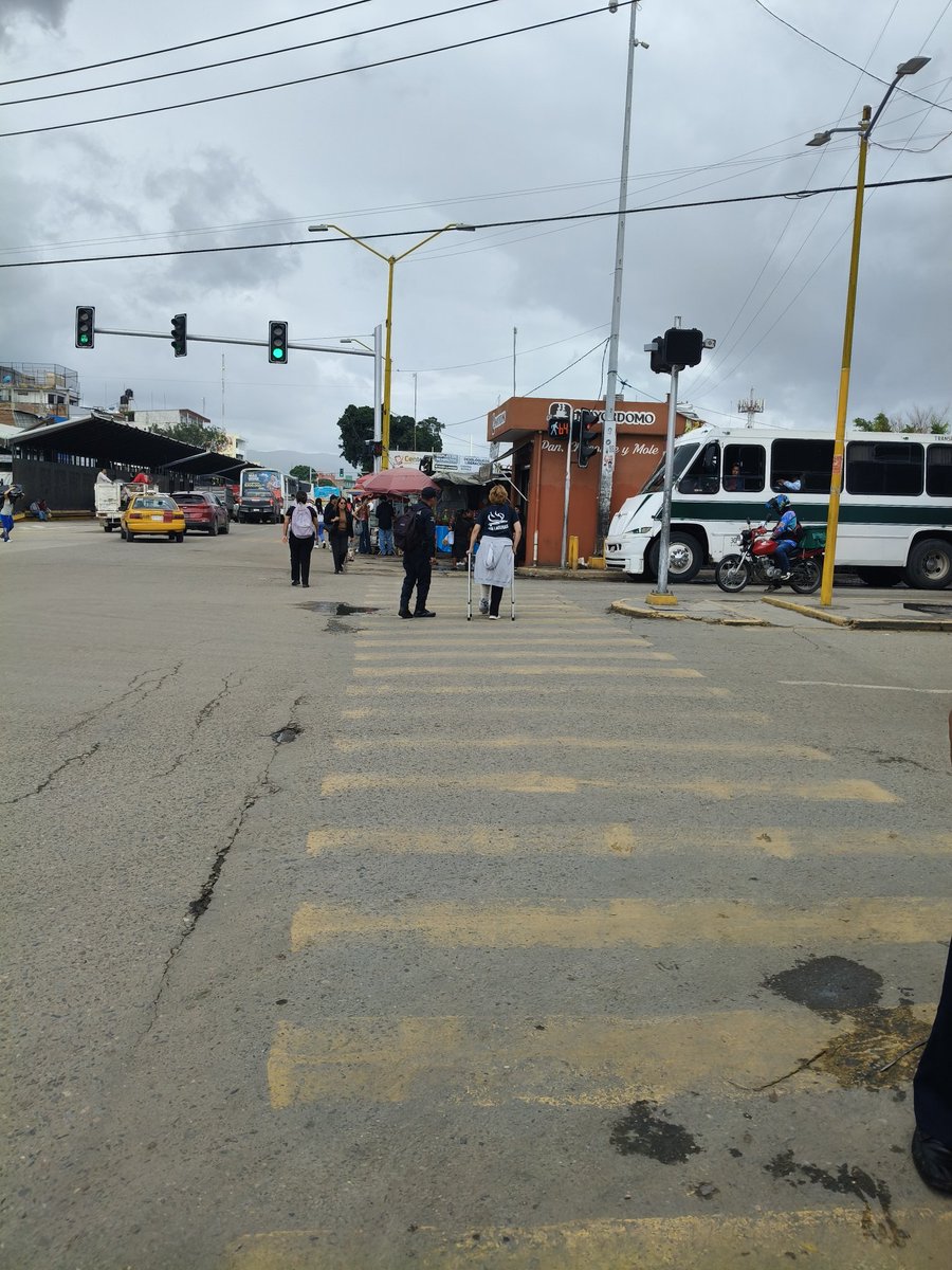 ...Oscar (@manuelstgo) on Twitter photo Personal de la policía vial mpal. Ayudando a una persona con andadera. Hay veces que cuando se quiere, se pueden hacer bien las cosas. <a href="/Omar_Aguilar212/">Omar Aguilar</a> <a href="/jaimelabc/">Jaime Velázquez</a> <a href="/chumbert1/">Humberto Contreras 🇲🇽</a> Personal de la policía vial mpal. Ayudando a una persona con andadera. Hay veces que cuando se quiere, se pueden hacer bien las cosas. <a href="/Omar_Aguilar212/">Omar Aguilar</a> <a href="/jaimelabc/">Jaime Velázquez</a> <a href="/chumbert1/">Humberto Contreras 🇲🇽</a>