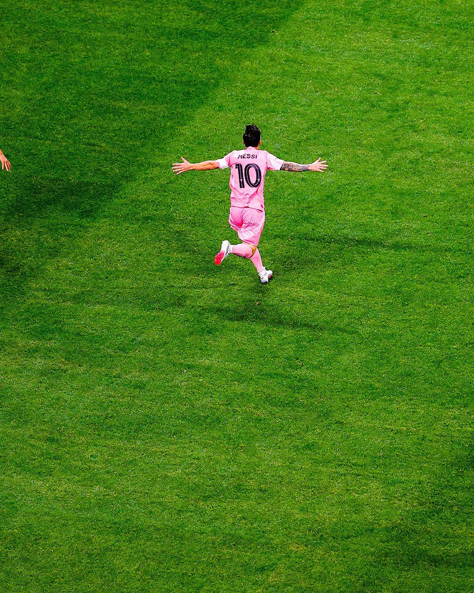 بصراحة لست من عشاق ميسي مع برشلونة ابدًا ولكن!

هل استوعبت ما يفعله ليو ميسي مع انتر ميامي الان؟
هل شاهدت عناصر انتر ميامي؟ هل شاهدت الفوارق؟
لاعب واحد فقط يحمل فريق بأكمله في كاس العالم..
نعم هو ليونيل ميسي ضد الاهلي المصري وبورتو
كلا المُباراتين قدم مستويات عظيمة وكان هو مصدر