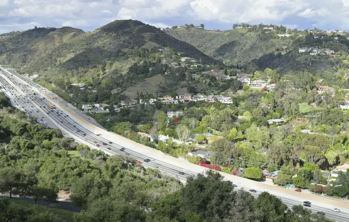 streetsforall's tweet image. Metro has released the draft environmental impact report on its Sepulveda Transit Corridor project! While we support all heavy rail options, we believe Alternative 4 is the best solution, providing the most bang for our buck. Make your voice heard: mailchi.mp/streetsforall/…