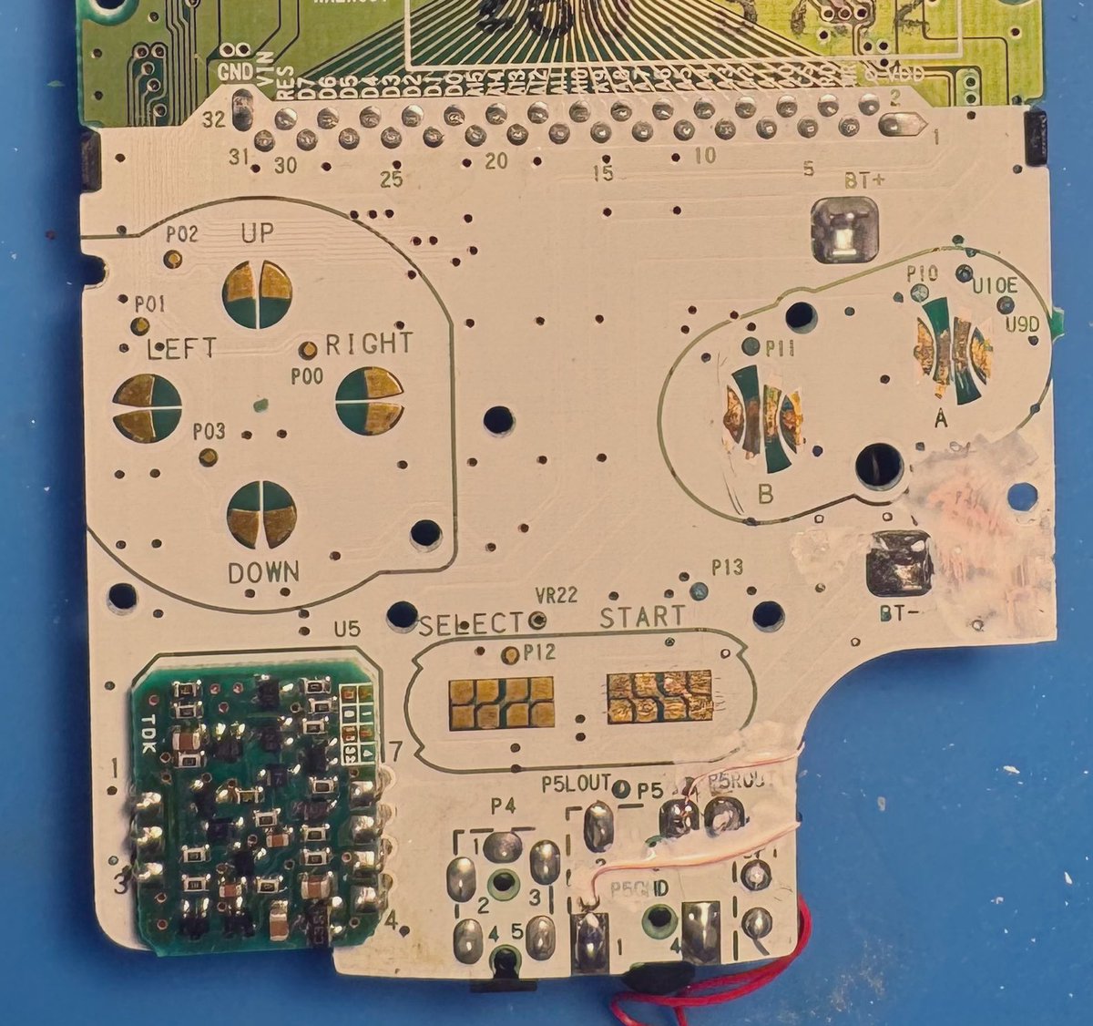 VideoVGRetro's tweet photo. Otra víctima del ácido de las pilas baratas: una Game Boy Color con pistas corroídas o cortadas. Tras un buen saneamiento, reconstrucción de pistas, y cambio de condensador, altavoz y jack… ¡vuelve a la vida!
#GameBoyColor #RetroGaming #Restauración #Modding #ConsolasRetro https://t.co/ThQLc1yfQY