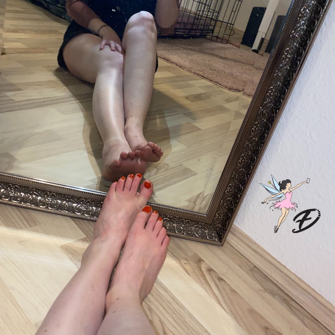 fairy_diary_com's tweet photo. Mirror,  mirror on the wall, who has the most beautiful legs and feet of all?  Perhaps Selina? In this update with Selina, you can see a lot of her  feet, soles, and legs 😍 #fairydiary #fairy #diary #germanfeet #germandiary #germanfeetdiary #legs #leglovers #legfetısh #toenails https://t.co/rQrubANLfE