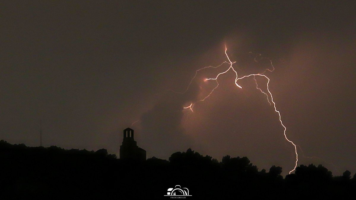 Fran Lorenzo (@fran_lorenzo95) on Twitter photo ✏️ Llamps de la potent tempesta de l'interior del territori que ha afectat fa una estona.
📌 Viladellops, Olèrdola
📆 19-06-2025
<a href="/AsEcometta/">Asociación Ecometta</a> <a href="/rosa_tanti/">Rosa Tantiñà</a> <a href="/RAM_meteo/">RAM: Revista del Aficionado a la Meteorología</a> <a href="/MeteoBarrufet/">Barrufet del temps</a> <a href="/MeteoSantFost/">MeteoSantFost</a> <a href="/Meteo_Roses/">Alejandro Abad ⚡</a> <a href="/MeteoPenedesTV/">Meteo🌸RTVVilafranca</a> <a href="/tempsdemeteo/">Temps de Méteo</a> <a href="/RitmeNatura/">RitmeNatura</a> ✏️ Llamps de la potent tempesta de l'interior del territori que ha afectat fa una estona.
📌 Viladellops, Olèrdola
📆 19-06-2025
<a href="/AsEcometta/">Asociación Ecometta</a> <a href="/rosa_tanti/">Rosa Tantiñà</a> <a href="/RAM_meteo/">RAM: Revista del Aficionado a la Meteorología</a> <a href="/MeteoBarrufet/">Barrufet del temps</a> <a href="/MeteoSantFost/">MeteoSantFost</a> <a href="/Meteo_Roses/">Alejandro Abad ⚡</a> <a href="/MeteoPenedesTV/">Meteo🌸RTVVilafranca</a> <a href="/tempsdemeteo/">Temps de Méteo</a> <a href="/RitmeNatura/">RitmeNatura</a>