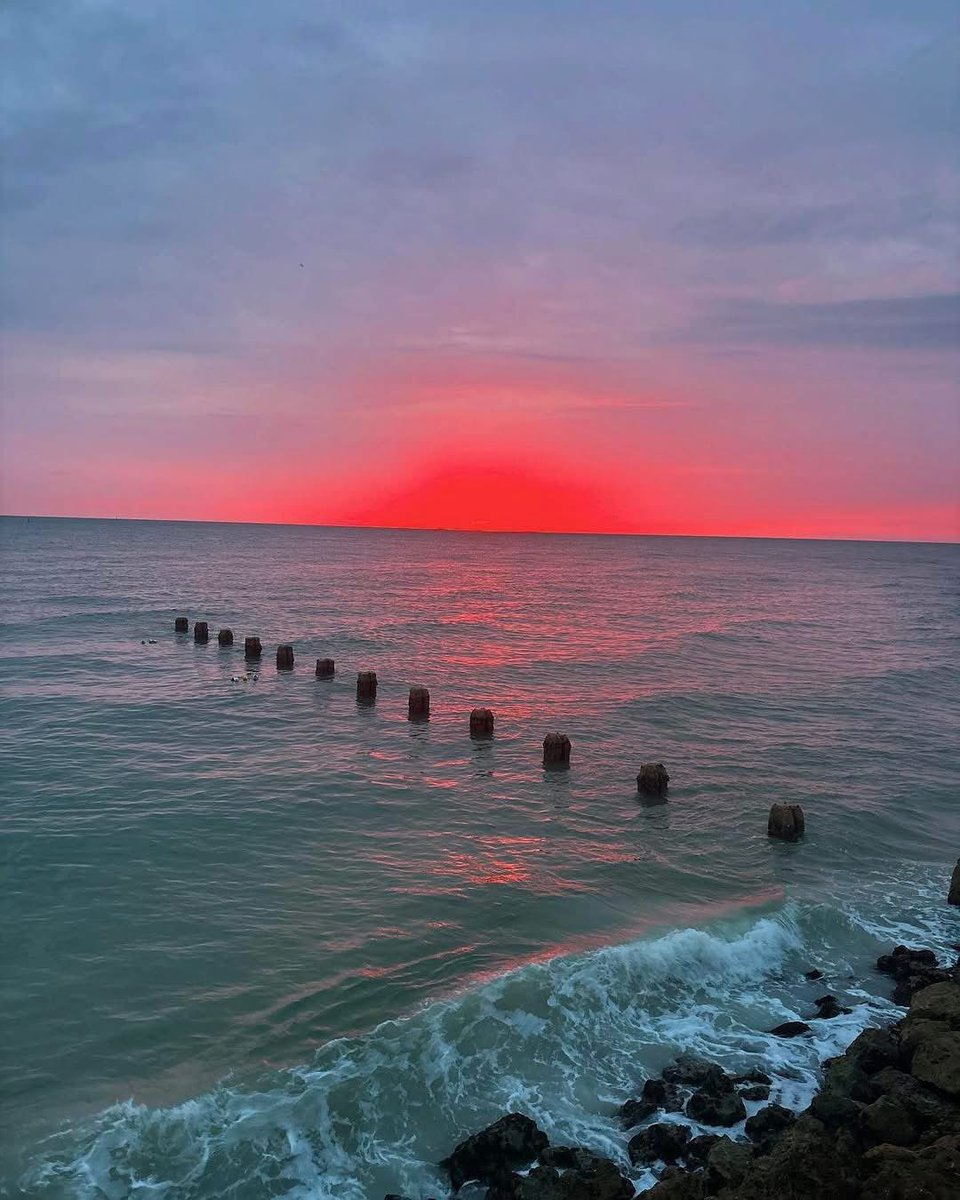 SabbyBentley's tweet image. Beautiful strawberry sunset off Clearwater Beach FL, captured seconds after the sun crossed the horizon 🍓🌅
