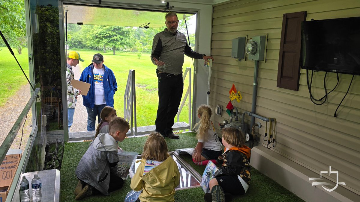 OHIO811's tweet image. We had a blast connecting with the next generation at Youth Farm Safety Day in Ashtabula County! Kids had the chance to explore our interactive trailer and learn about safe digging in a fun, hands-on way that’s easy to understand and exciting.
