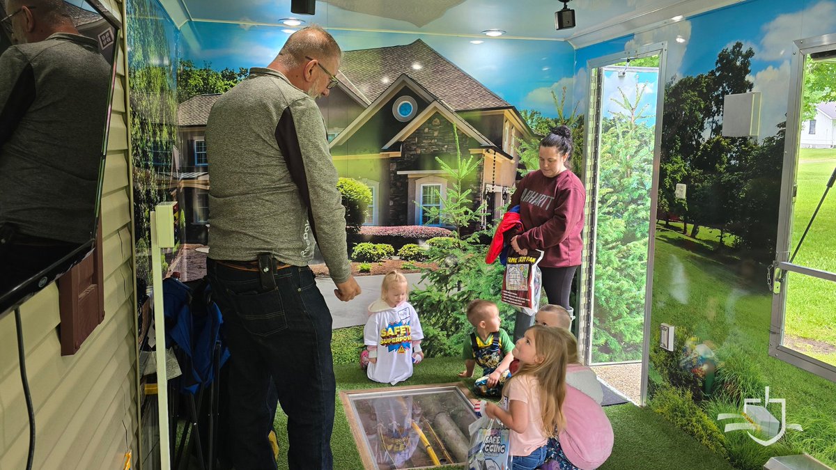OHIO811's tweet image. We had a blast connecting with the next generation at Youth Farm Safety Day in Ashtabula County! Kids had the chance to explore our interactive trailer and learn about safe digging in a fun, hands-on way that’s easy to understand and exciting.