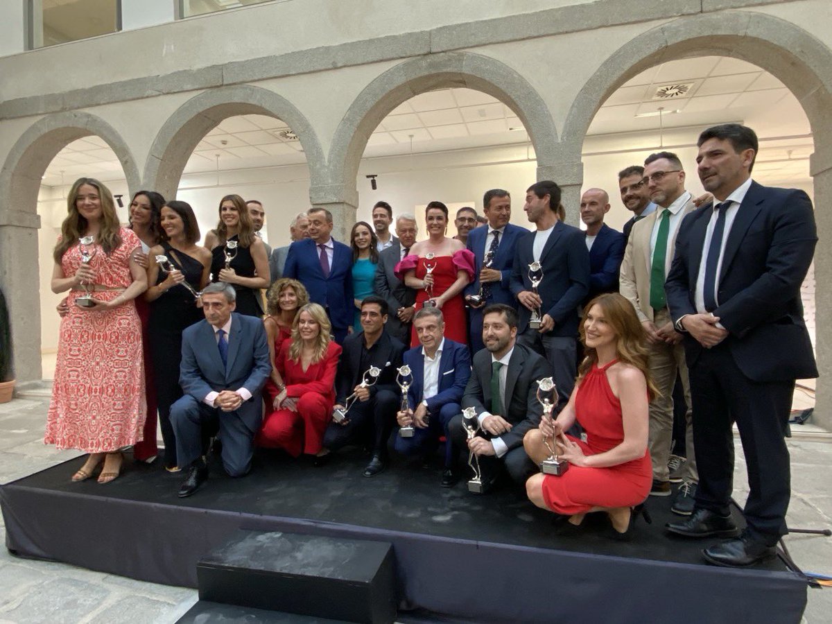 Los miembros de la junta directiva de la <a href="/federacionARTVE/">Federación de asociaciones de radio y tv de España</a> posamos con los premiados con #antenasdeplata2025 en <a href="/JMDFuencarral/">JMD Fuencarral</a>