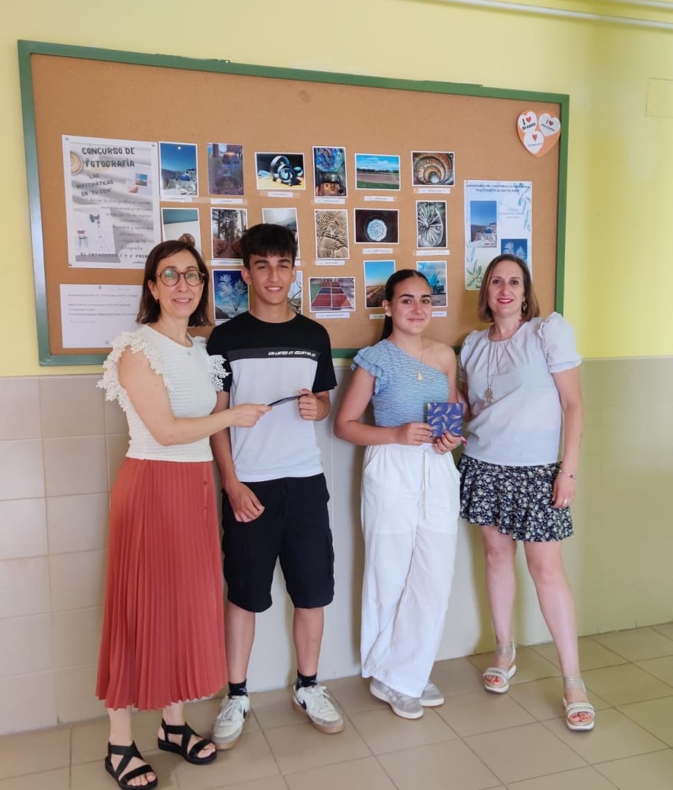 Hoy, Leyre Conde y Pablo Moralejo han recibido sus premios por el primer y segundo puesto en el concurso de fotografía del IES Senara. ¡Enhorabuena!
