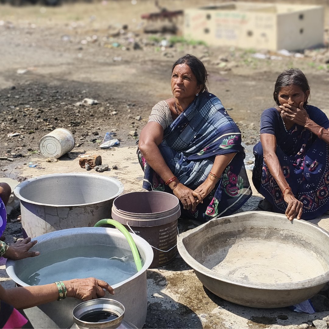 Imagina caminar kilómetros solo por un cubo de agua. Para muchas comunidades, esa es su realidad. Pero estamos trabajando para cambiar eso, llevando agua limpia y accesible más cerca de sus hogares. Porque el agua no es solo supervivencia, es libertad.