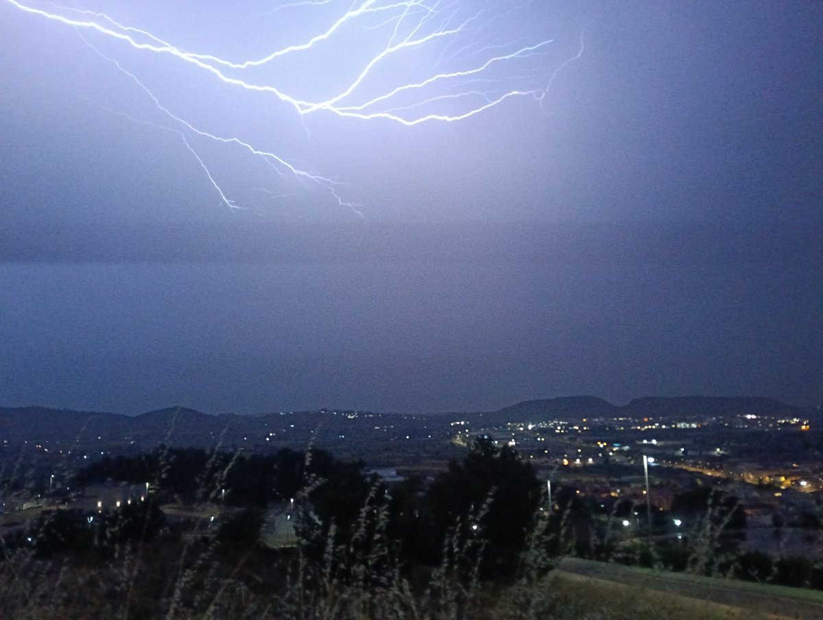 Tempesta sobre la Vall dels Alcalans (Ribera Alta, València). Molts llamps però poca pluja 🌩️ <a href="/Tiempo_Valencia/">☈⚡TiempoValència☔❄</a> <a href="/Valencia_WX/">ValènciaWeather⚡️</a> <a href="/apuntoratge/">À Punt Oratge</a> <a href="/avamet/">AVAMET</a>