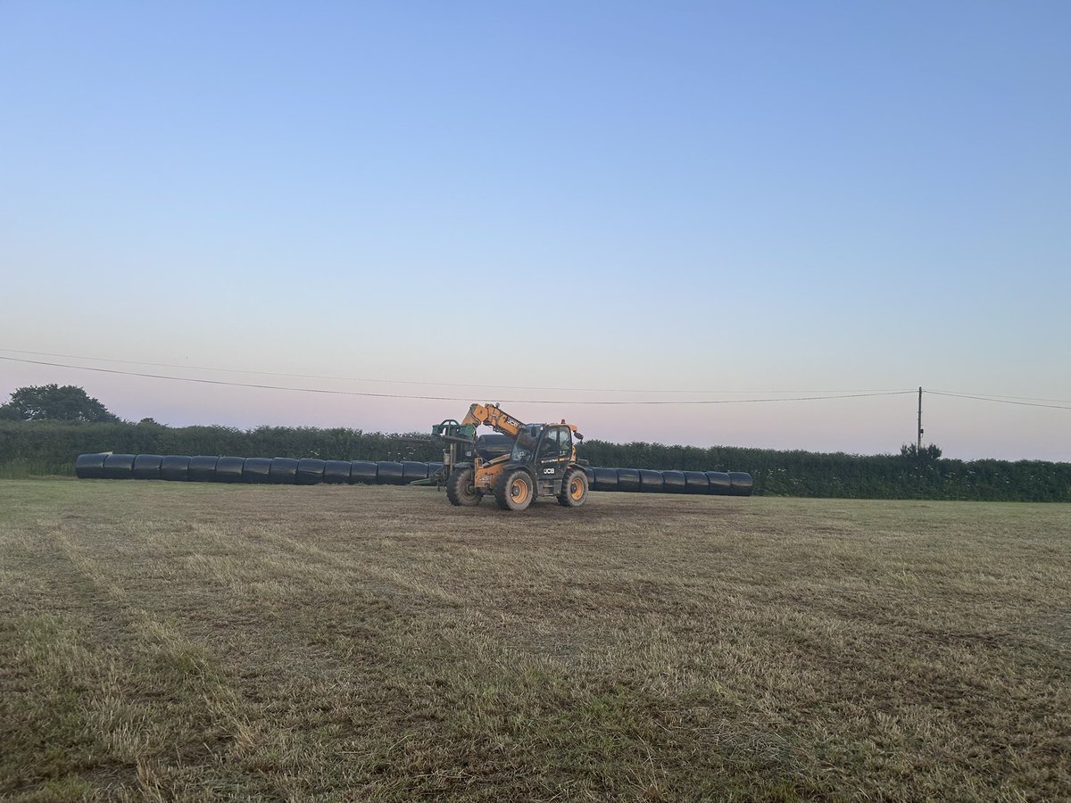 Quiet evening, 79 haylage bales off 6.5 acre of new seeds. Nice to be getting abit more productivity from the farm in year two 👌🌾