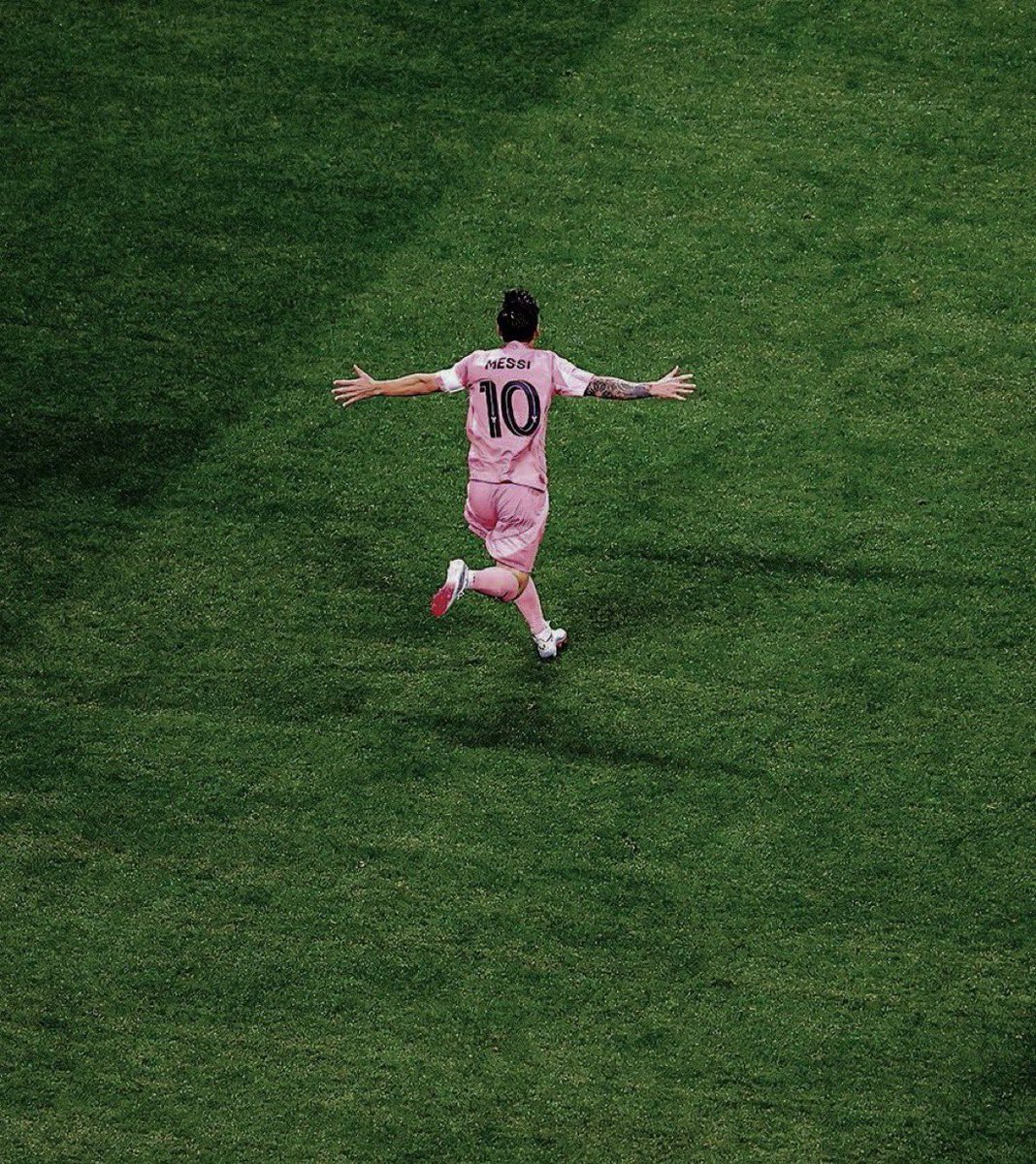 Since 2018, Lionel Messi has now scored more free kick goals (34) than penalty goals (33)! 😳✨