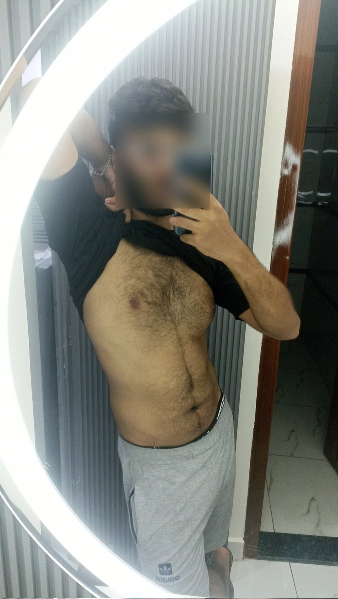 queerlonda's tweet photo. Ghar pe naya sheesha lag gaya
(New mirror at home)

#IndianGay #GayIndian #shirtlessboys https://t.co/FKA2RNyCgS