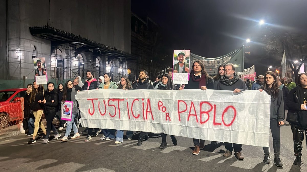 #Ahora en #ElRepaso📰 #móvil de <a href="/marita1270/">marita duarte</a> desde la marcha de antorchas que lleva adelante la <a href="/unlp/">UNLP</a>. 

👉En ese marco, se realiza un pedido de justicia por la muerte de Pedro Pablo Mieres, secretario estudiantil de la Universidad Nacional de La Plata. 

#TuRadio📻