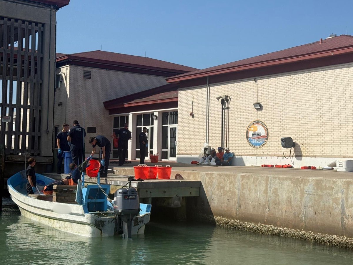USCGHeartland's tweet image. The @USCG interdicted and detained 4 Mexican fishermen engaged in illegal fishing and seized approximately 300lbs of red snapper in federal waters off southern #Texas, yesterday.