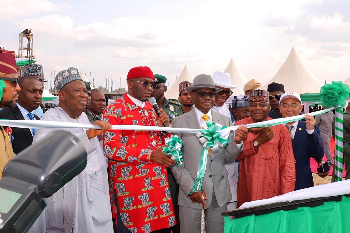 GovWike's tweet image. Commissioning of the newly constructed collector Road CN2 (Zakari A. Kyari Street) from Arterial Road N11 (Ahmadu Bello Way) in Mabushi to Judges quarters in Katampe and other Roads today.

Thank you Mr President. 

Tomorrow,  we will commission the newly constructed Arterial…