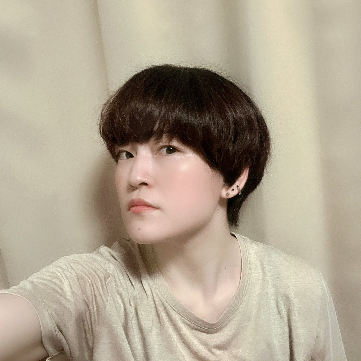 t0myuma's tweet photo. 髪洗ってドライヤーで乾かしただけの状態だとなんていうか普通にマッシュになっちゃった…天パ？癖毛？だからどうしてもカールしちゃうんよね…🥺まつむらほくとヘアに少しでも近づけるべく黒染めするか迷ってる…🤔
前髪作ったのいつ振りだっけ？と過去ツイ探したら2021年3月以来らしい😌 #YMego https://t.co/nZLyY1xWxx