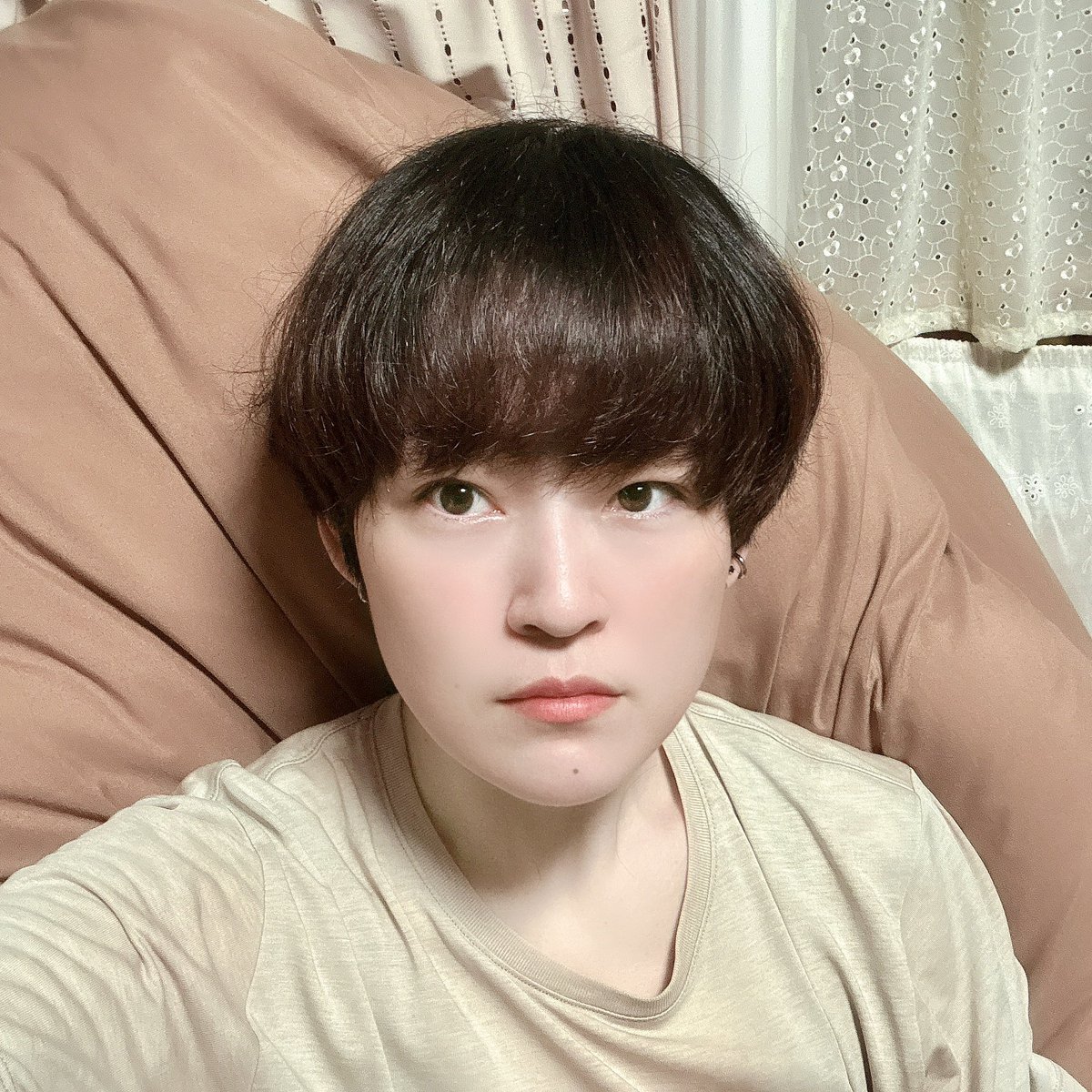 t0myuma's tweet photo. 髪洗ってドライヤーで乾かしただけの状態だとなんていうか普通にマッシュになっちゃった…天パ？癖毛？だからどうしてもカールしちゃうんよね…🥺まつむらほくとヘアに少しでも近づけるべく黒染めするか迷ってる…🤔
前髪作ったのいつ振りだっけ？と過去ツイ探したら2021年3月以来らしい😌 #YMego https://t.co/nZLyY1xWxx