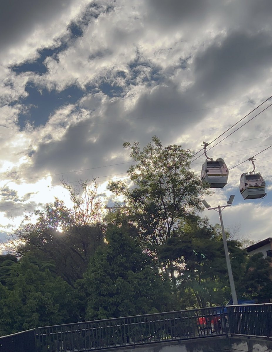 GerardoLpez12's tweet photo. Las postales de mí Medellín y de @metrodemedellin , toda una eterna primavera https://t.co/R9jHrSDUQ3