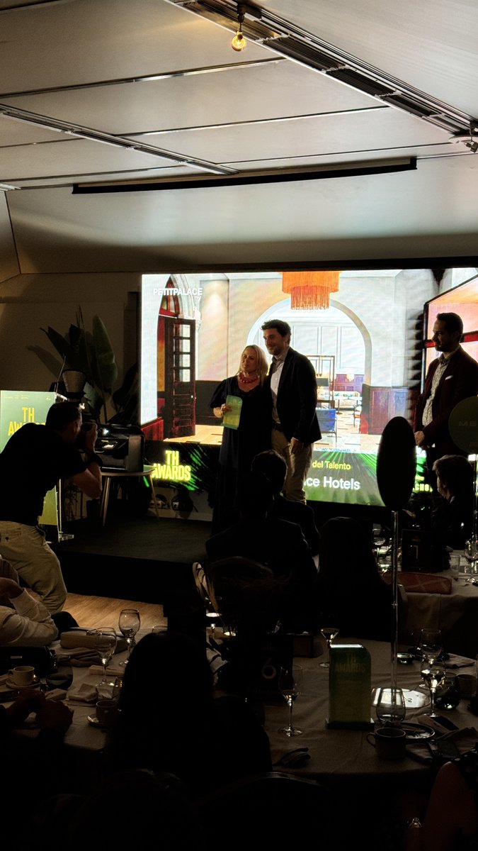 ♥️ Las personas son el corazón de nuestra industria. Por eso, los #THAwards2025 cierran esta gala con el 🏆 Premio a la Mejor Gestión de Talento, que va para Petit Palace Hotels, en manos de Reyes Mañeru, Chief Business Growth Officer de Hotelatelier, grupo al que pertenecen.