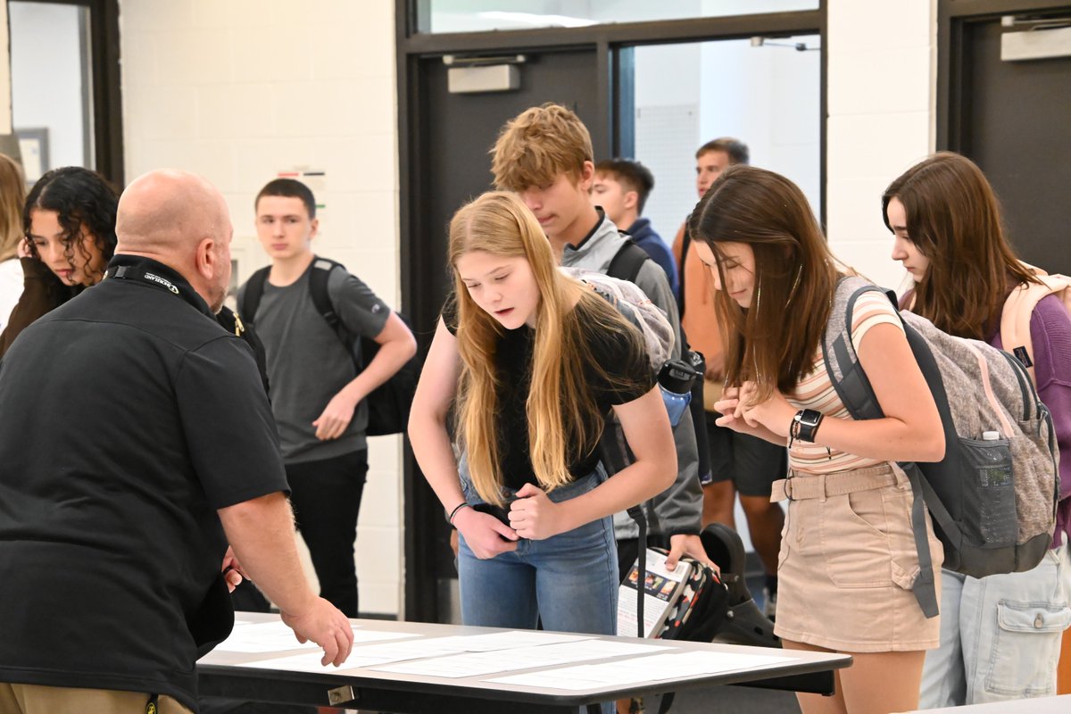 ShorelandLuthHS's tweet photo. #ThrowbackThursday 📸
That first-day-of-school energy? We still feel it!
Grateful for fresh starts, strong faith, and a school year full of purpose. 💛✝️
#ShorelandStrong #FirstDayFeels #TBT #PacersInChrist https://t.co/Lrrtt6cnwm