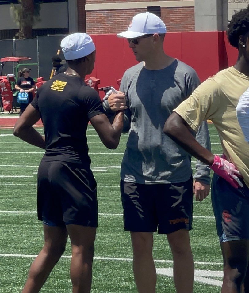 DaishaunDavis18's tweet image. Back at @uscfb today for workout … Grateful for the invite @LincolnRiley @CoachChadSavage @CoachSimmonsSC
@Coach_Galliano @premiumsportsla @BlairAngulo @SSchraderOn3 @BrandonHuffman @PGregorian @adamgorney