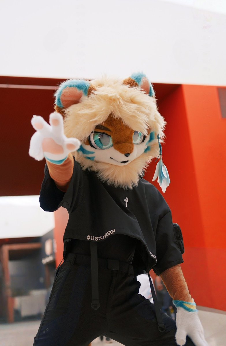 Adieu!

📸: <a href="/HUFUFUHUHU/">HUHU~</a> 

#FursuitFriday