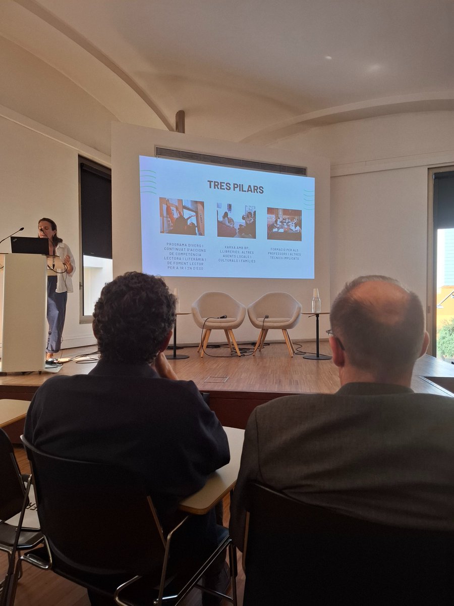 MartaFdezJurjo's tweet photo. Jornada "Mediació en l'àmbit del llibre i la lectura" @icec_cat @sdeicec celebrada al @cececebe. Ponència inaugural potent "El desfici de la mediació: poques certeses i algunes preguntes" a càrrec d’Àgata Losantos, sòcia i dinamitzadora de la llibreria Isop d’Olot #SDEICEC #PNLL https://t.co/6bw6ZmX4gb