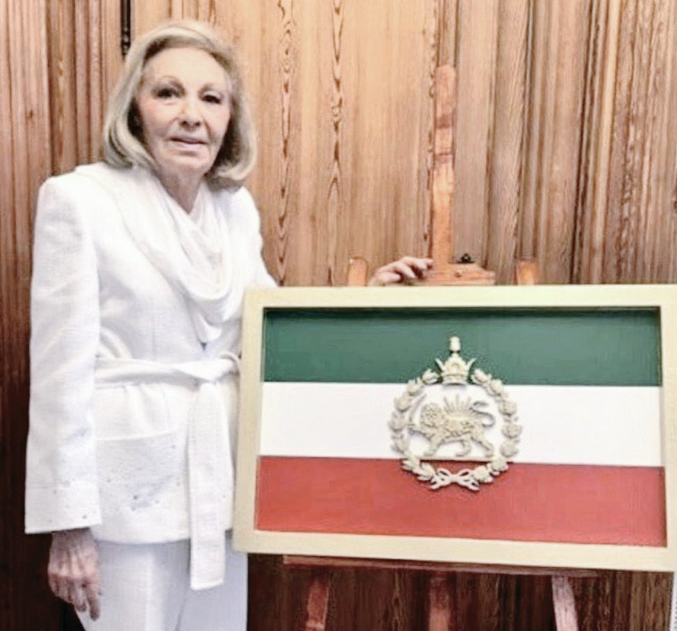 آب شدن #شاهنشاه_آریامهر رو به چشم دیدی
داغ فرزند دیدی
آنچه که سالها برای ساختنش تلاش کرده بودی رو به چشم برهم زدنی نابودش کردن
اما.‌‌..
صبوری کردی
قوی موندی و جنگیدی
یکقدم پا پس نکشیدی و مهر ایران رو هرگز از قلبت بیرون نکردی
حالا داری برمیگردی و ما خوشحال‌ترینیم
#شهبانو_فرح_پهلوی