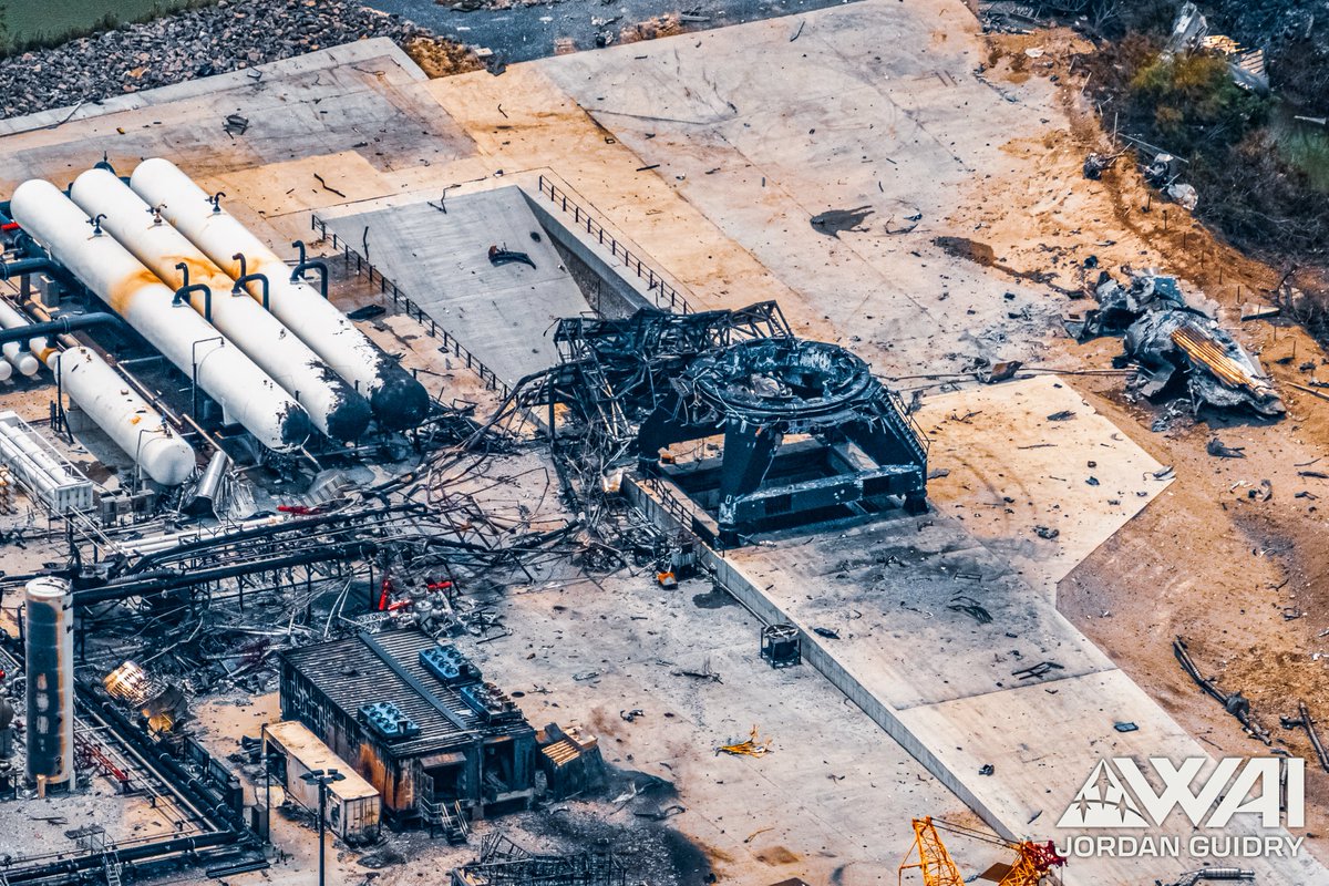 🚨 High-res of SpaceX Massey test stand and its direct surroundings. So long, Ship 36! 🫡

The damage to the stand itself possibly looks refurbishable. Lots of damaged plumbing. The pad structure is destroyed.

patreon.com/c/whataboutit
📸 <a href="/Jordanguidry6/">Jordan Guidry</a> 🚁 <a href="/redlineheli/">Redline Helicopter Tours</a> for WAI