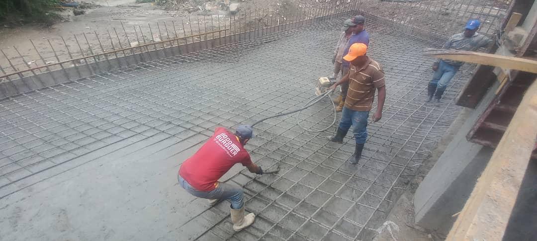 #Entérate | Seguimos avanzando en la construccion de cajón Hidráulico de Tres Celdas en el tramo ferroviario Simón Bolivar.

Obra en la cual se realizó vaciado de concreto premezclado en la losa del cabezal de salida. En el sector El Mayal, municipio Palavecino del edo. Lara.