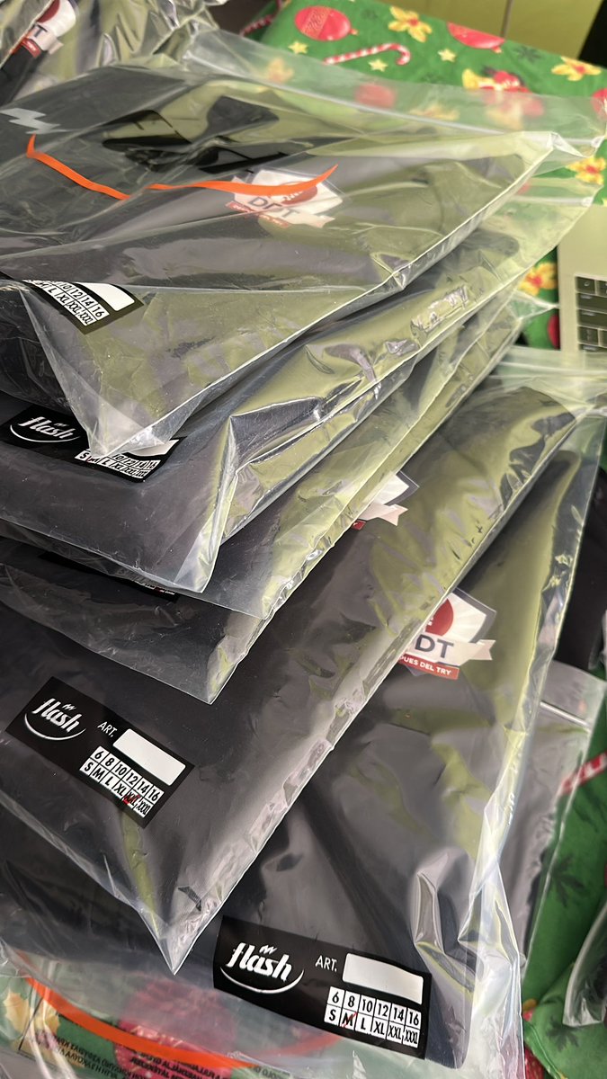 Hoy llegó toda la ropa Flash. Un cargamento de ropa para todos los pibes. Campera, buzo, hoodie, pantalones, térmicas. Siento que llegamos.