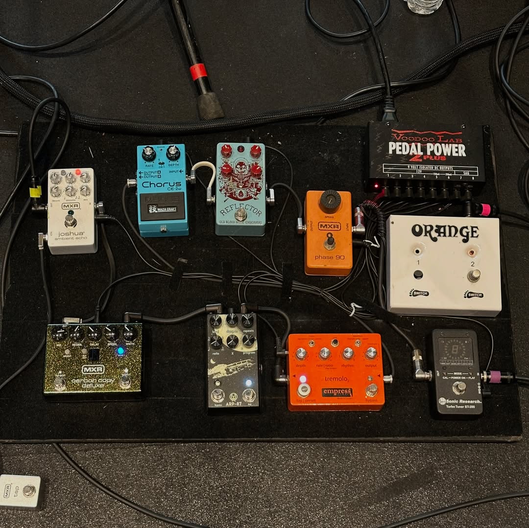 Voodoo_Lab's tweet image. In this @premierguitar #rigrundown, @poisonthewell brings the brutality—Pedal Power 2 PLUS brings the stability. Clean, consistent power for the heaviest tones.

Watch the episode here: youtu.be/-6YD3njY6zY

Shop Pedal Power: bit.ly/VoodooLabPedal…