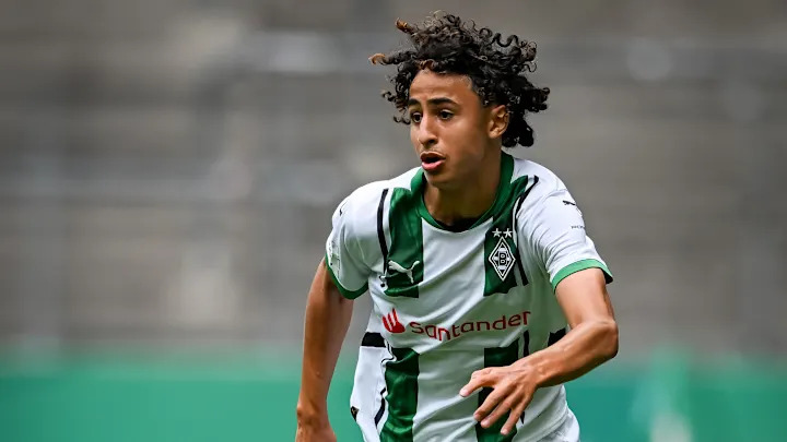 Geruchtenmolen: #Ajax zou gecharmeerd zijn van een 16-jarige spelmaker uit de jeugdopleiding van Borussia  Mönchengladbach. De club zou van plan zijn #Mohya transfervrij op te pikken in de zomer.