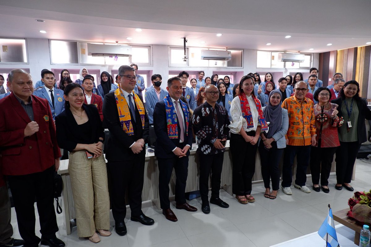 Fortaleciendo la diplomacia parlamentaria a través de la educación
Durante nuestra visita oficial a Universidad Prof. Dr. Moestopo (Beragama) en Yakarta, compartimos una jornada de intercambio institucional y académico que refleja el compromiso mutuo entre Argentina e Indonesia.
