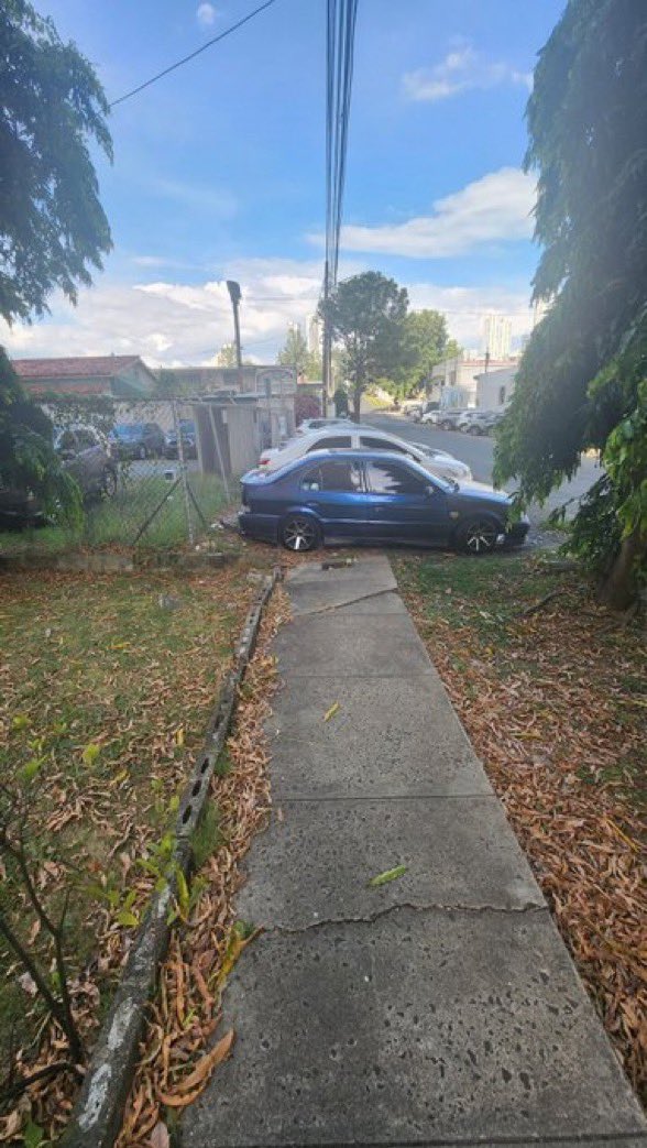 🆘 carros obstruyendo la acera en Calle Andrés Mojica en #SanFrancisco Someten a los vecinos con coches de bebés, mascotas, personas adultas a tirarse a la calle para poder pasar reporta <a href="/anita_bakes/">Ana C. Henriquez</a> <a href="/ATTTPanama/">Autoridad del Tránsito</a> <a href="/Mayer/">Mayer Mizrachi</a>