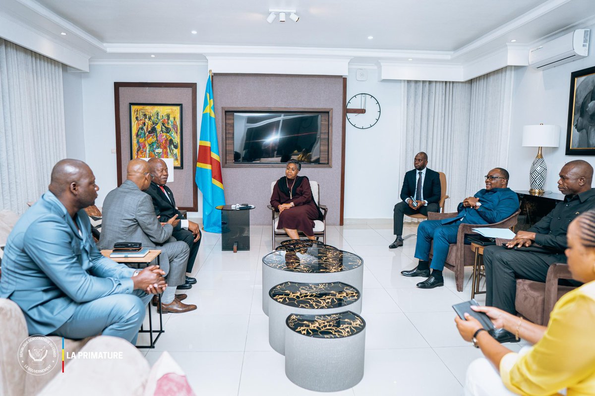PHIL KAYINGA (@philkayinga) on Twitter photo #RDC : En prélude au 9ᵉSommet de la #CIRGL, la Première Ministre <a href="/SuminwaJudith/">Judith SUMINWA TULUKA</a> a reçu le Sec. Exécutif João Samuel Caholo, venu lui présenter le rapport des travaux préparatoires,ce dernier fut accompagné de son excellence Me. DIDIER MAZENGA ministre de l’intégration régionale. #RDC : En prélude au 9ᵉSommet de la #CIRGL, la Première Ministre <a href="/SuminwaJudith/">Judith SUMINWA TULUKA</a> a reçu le Sec. Exécutif João Samuel Caholo, venu lui présenter le rapport des travaux préparatoires,ce dernier fut accompagné de son excellence Me. DIDIER MAZENGA ministre de l’intégration régionale.