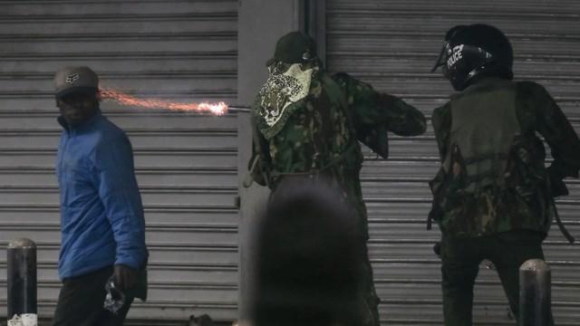 En Nairobi, Kenia, el 17 de junio, un policía mató de un disparo en la cabeza a un vendedor ambulante desarmado que vendía máscaras y agua a manifestantes.

Video sin censura en nuestro canal de Telegram
t.me/cronicaspolici…