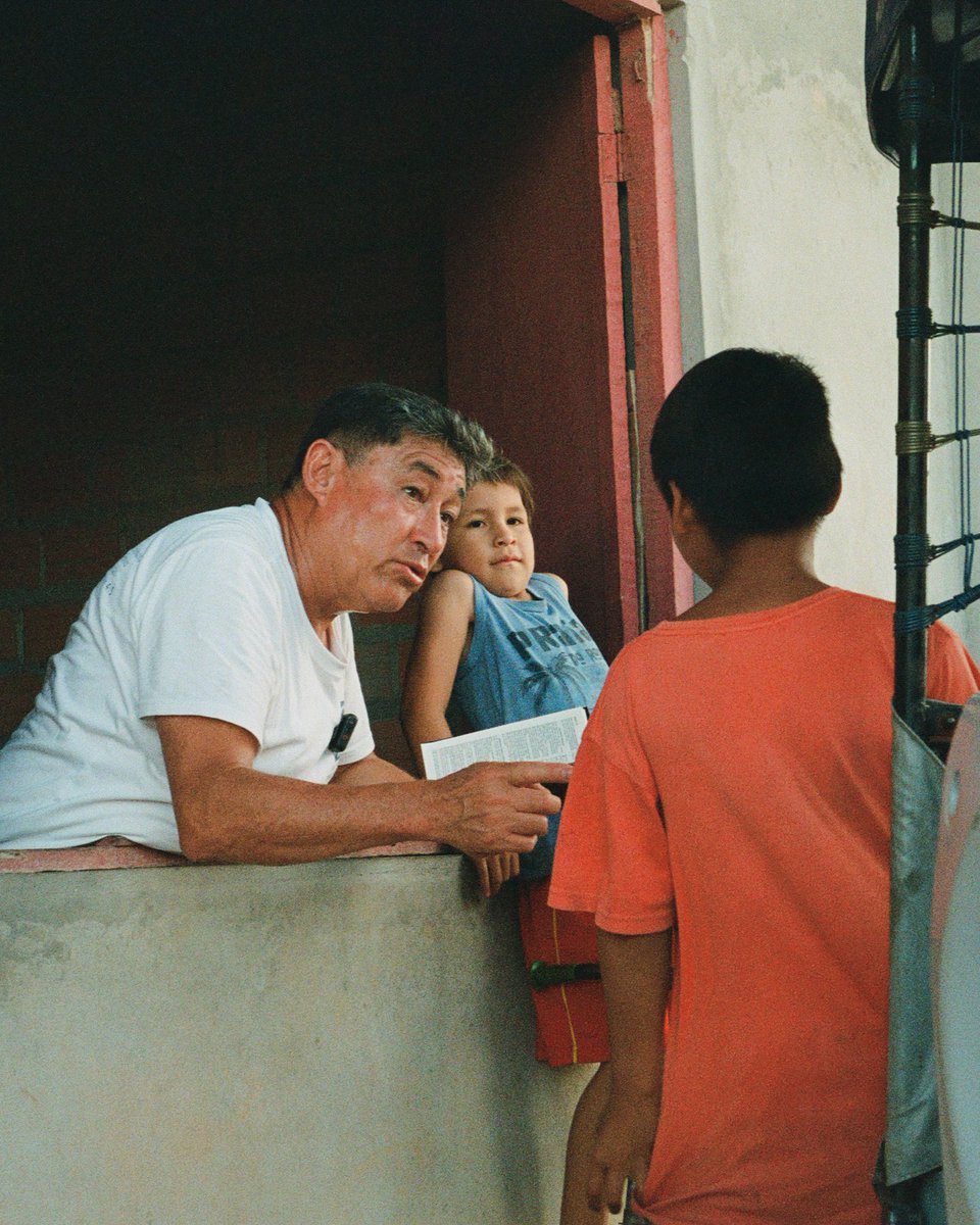 HeartCryMission's tweet image. "Train up a child in the way he should go, Even when he is old he will not depart from it."
Proverbs 22:6
Pictured: Evangelist Paco Laos shares the gospel with kids in Iquitos, Peru.