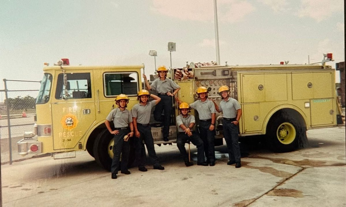 MDFRChief's tweet image. Today, I had the honor of recognizing @miamidadefire FF Debbie Hope for 25 years of dedicated service. As classmates from Recruit Class 85, it’s a proud moment to see her guiding the next generation of firefighters with the same passion she’s shown throughout her career.