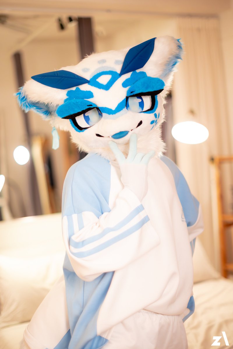 새로운 뿔&amp;이빨과 함께, 시그니쳐 포즈!

#FursuitFriday #fursuit #青華記