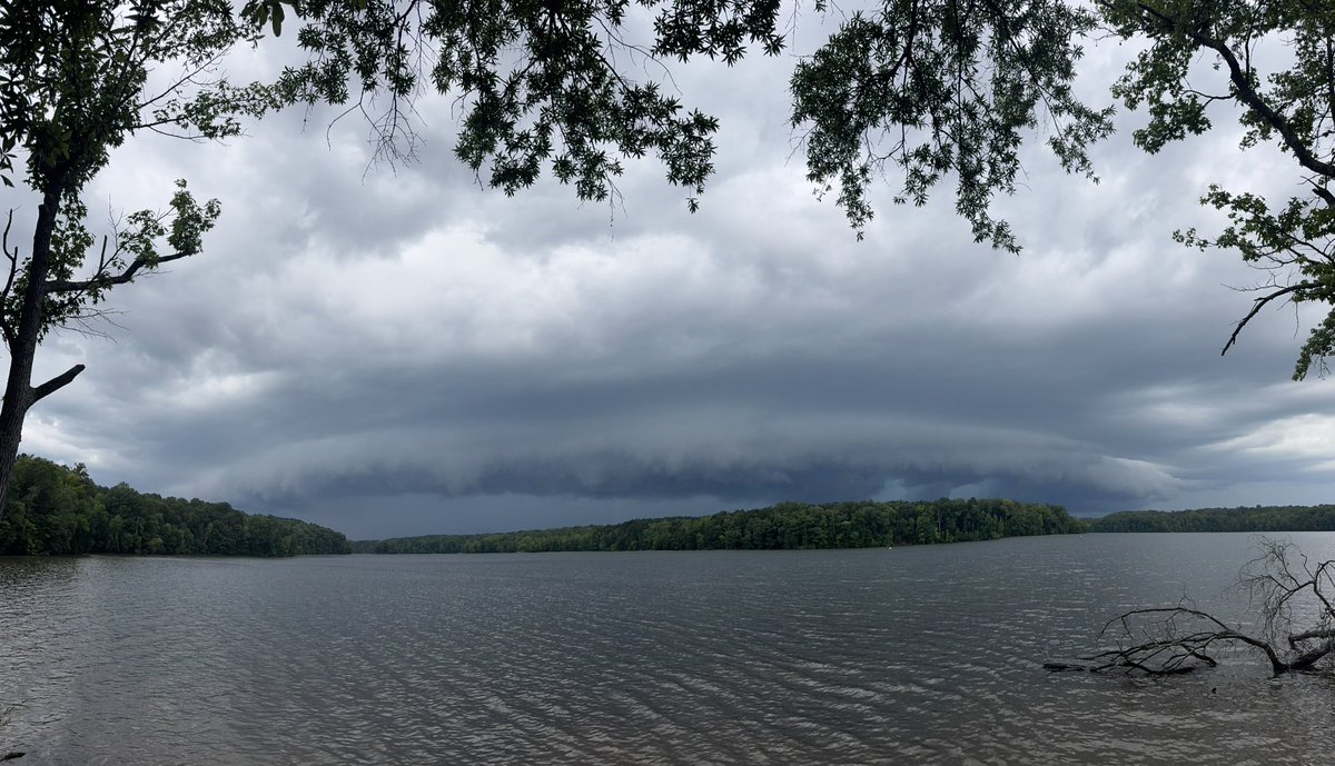 offthewallcloud's tweet photo. Storm coming into Greensboro, NC around 5:25 #ncwx https://t.co/kxS9I7StWJ