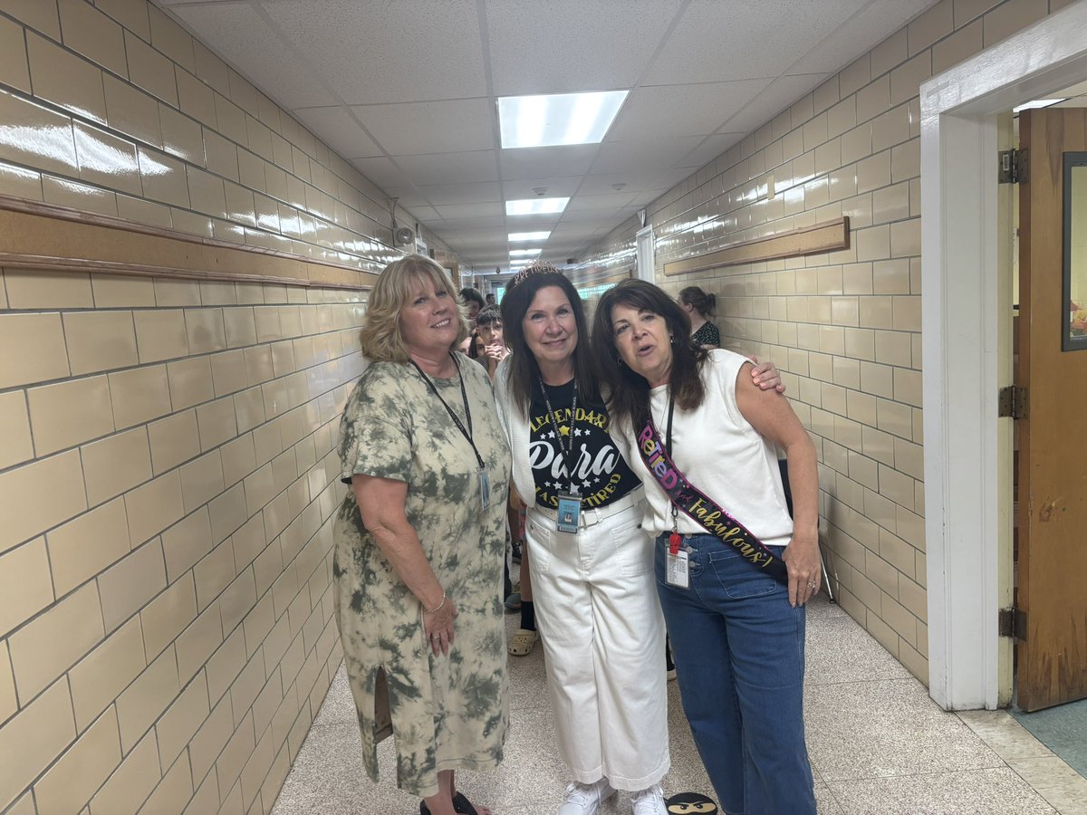 Middletown Village school participates in a full school “Clap Out” to congratulate our 5th Graders and retirees for completing their time at Village! #MTPSPride #MVSGriffins