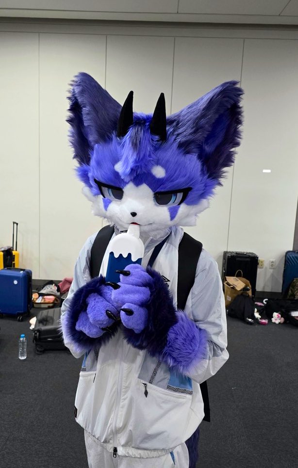 아이스크림? 😳 앗.. 이거 내껀데.. 🥺

#FursuitFriday