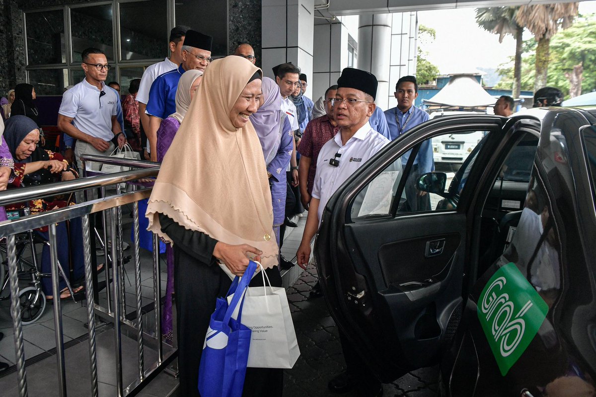 𝐙𝐢𝐚𝐫𝐚𝐡 𝐊𝐚𝐬𝐢𝐡, 𝐓𝐚𝐧𝐝𝐚𝐧𝐲𝐚 𝐏𝐞𝐝𝐮𝐥𝐢.

Petang semalam saya berkesempatan menyantuni para pesakit dialisis asnaf dalam Majlis Ziarah Kasih anjuran PPZ-MAIWP di Kampus Batu Muda, UCMI.

Alhamdulillah, hasil wakalah zakat daripada Bursa Malaysia Berhad (RM100,000)