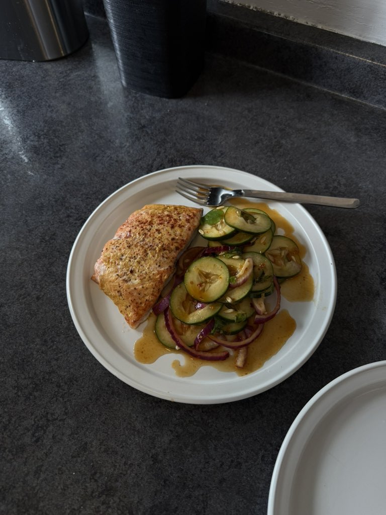 lacomoderdeval's tweet image. hoy hice salmón con ensalada de pepino para comer