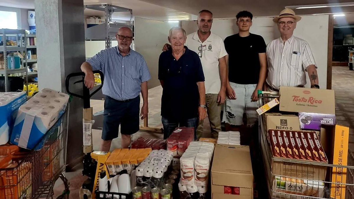 Miembros  de la Logia Luz de Murcia se fotografían hoy entregando al Ayuntamiento  de Los Alcázares Departamento de Servicios Sociales víveres para  reforzar sus reservas de alimentos y artículos de primera necesidad para las familias necesitadas del pueblo. #GLE