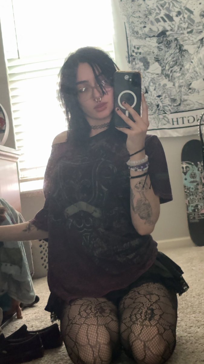 linss_777's tweet photo. i gotta take more pictures soon my bad yall heres some of me all pretty tho #emogirl #pretty https://t.co/B4zLhUBVXx