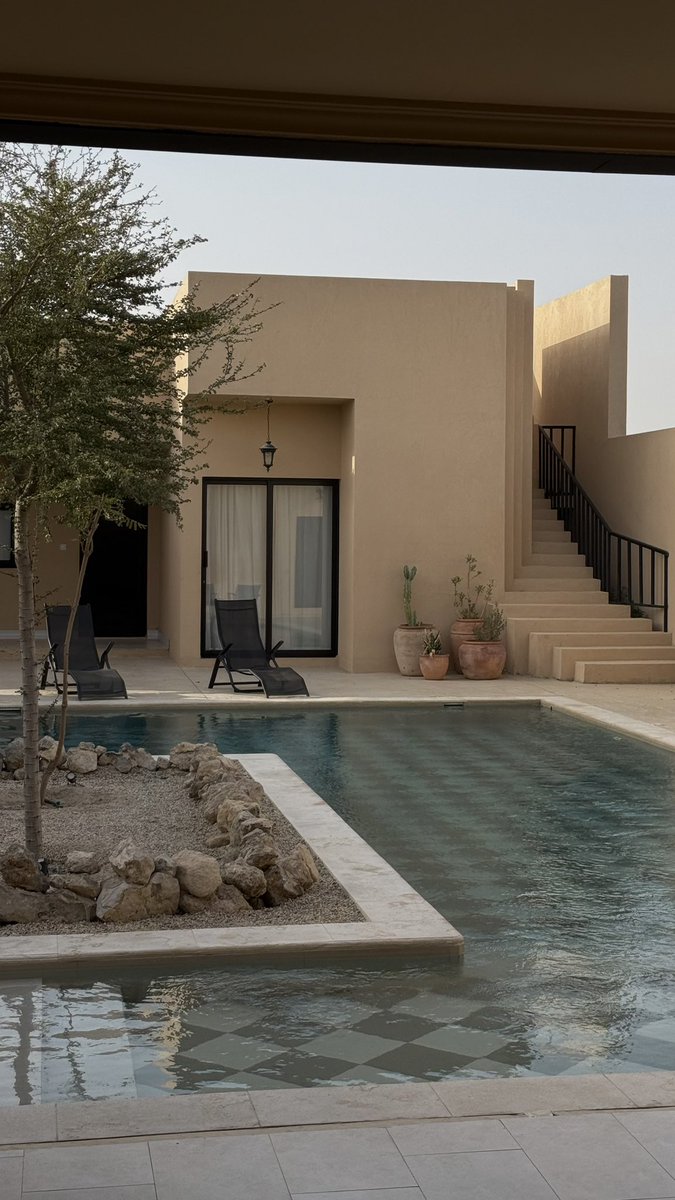 _M291's tweet image. إذا باعك الليّ ما رحم قلبك الحساس نلقت وتلقى شمعة القلب تضوي لك
تعال وتذرى بين غصن الرجا والياس تحت جذع صدري لين تآقف على حيلك
بعدها تعرف إن الذهب ذاك كان نحاس ولا فيه أحد كثري من الناس صافيّ لك "